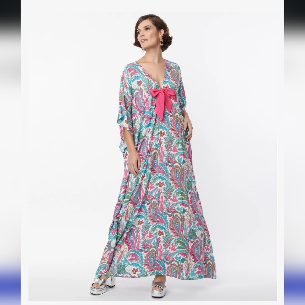 Unique Vintage 1970s Pink & Blue Paisley Print Bow Front Caftan One Size